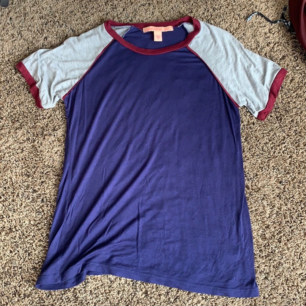 Navy, gray, and marron t-shirt